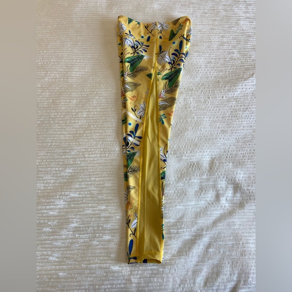 ZYIA ACTIVE Women's Yellow Floral Reflective Light n Tight Leggings 24” inseam - Picture 10 of 13